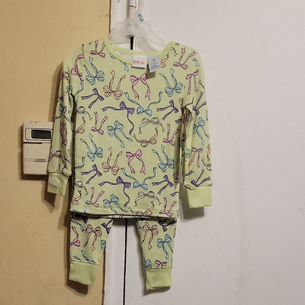 Kidgets Kids Pajama Set - Light Green with Bow Pattern Size 2T